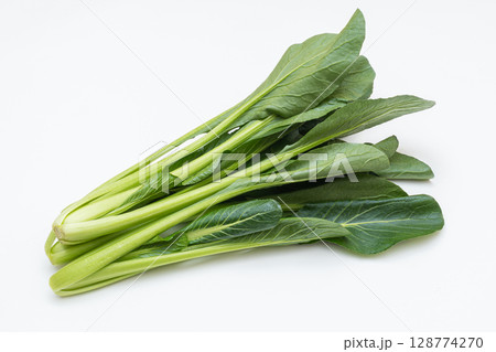 小松菜（白背景・新鮮な葉物野菜） 128774270