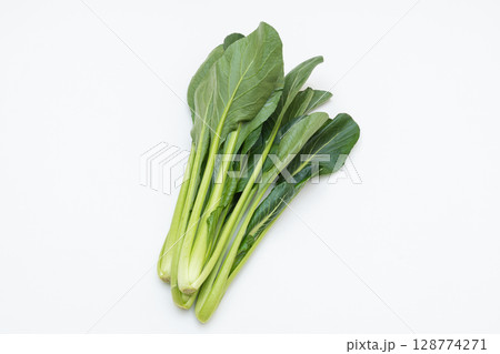 白背景に置かれた新鮮な小松菜の束 128774271