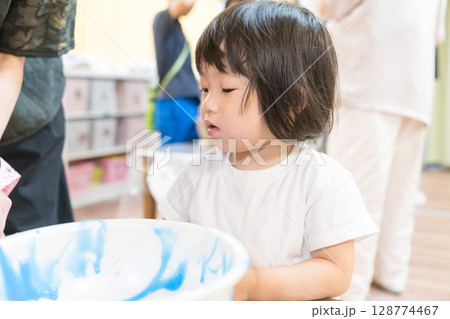 保育園でスライムで遊ぶ女の子の幼児 128774467