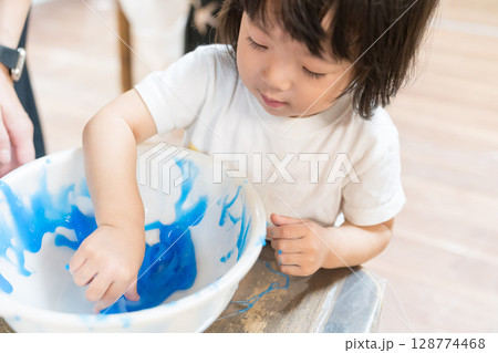 保育園でスライムで遊ぶ女の子の幼児 保育園でスライムで遊ぶ女の子の幼児 128774468