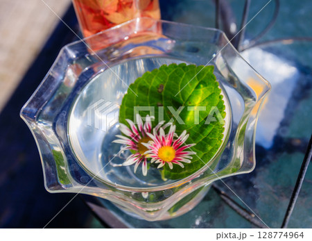 美しい秋を閉じ込めた水中花 128774964
