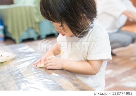 保育園で紙粘土で遊ぶ女の子の幼児 128774992