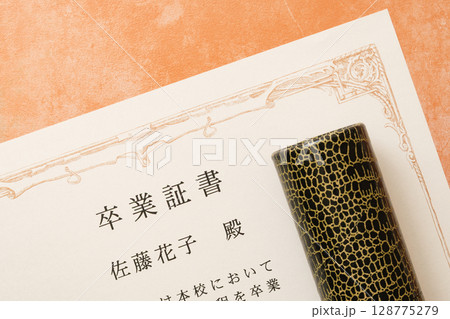 卒業証書と筒のアップ写真 128775279