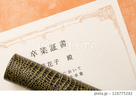 卒業証書と筒のアップ写真 128775282
