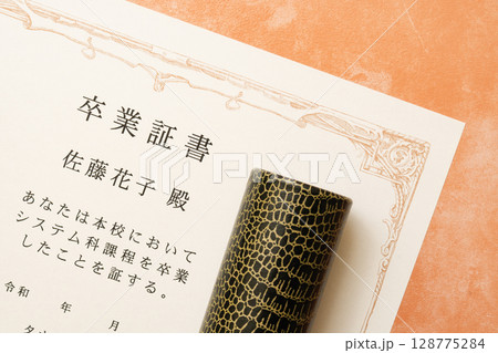 卒業証書と筒のアップ写真 128775284