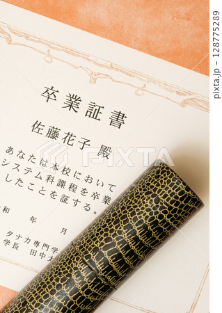 卒業証書と筒のアップ写真 128775289