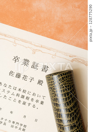 卒業証書と筒のアップ写真 卒業証書と筒のアップ写真 128775290