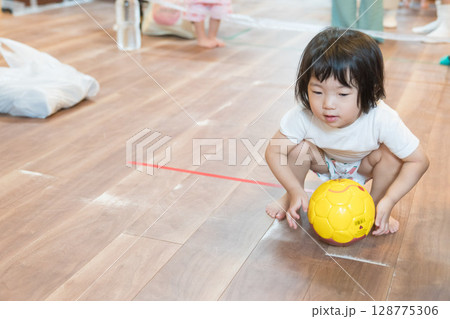 保育園でボーリングゲームで遊ぶ女の子の幼児 128775306