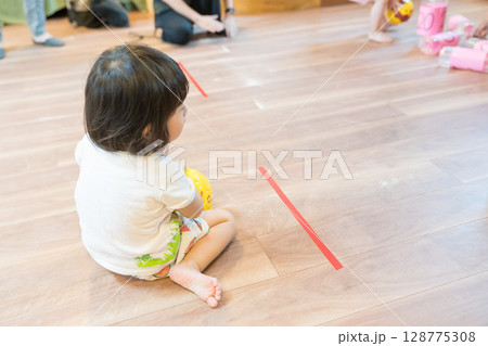 保育園でボーリングゲームで遊ぶ女の子の幼児 128775308