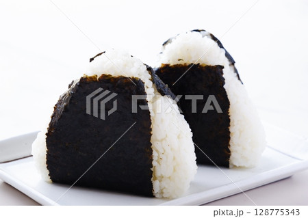 おにぎり - 炊き立てのごはんで握った、おいしそうなにぎりめし おにぎり - 炊き立てのごはんで握った、おいしそうなにぎりめし 128775343