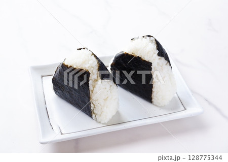 おにぎり - 炊き立てのごはんで握った、おいしそうなにぎりめし おにぎり - 炊き立てのごはんで握った、おいしそうなにぎりめし 128775344