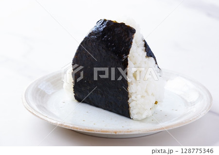 おにぎり - 炊き立てのごはんで握った、おいしそうなにぎりめし おにぎり - 炊き立てのごはんで握った、おいしそうなにぎりめし 128775346