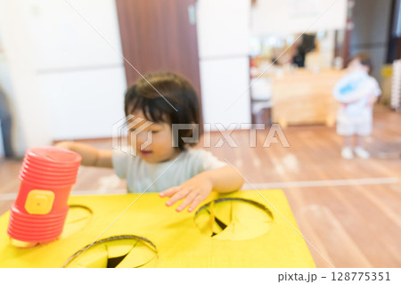 保育園のモグラ叩きで遊ぶ女の子の幼児 128775351