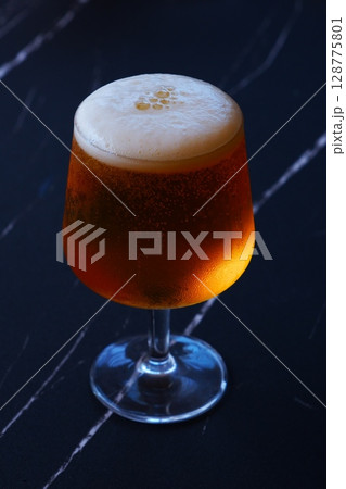 ビール - きめ細かい泡が立った、よく冷えたビールのグラス ビール - きめ細かい泡が立った、よく冷えたビールのグラス 128775801