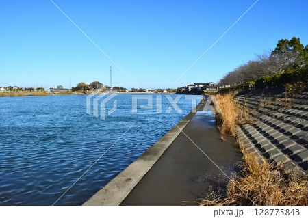 大洗駅から歩いて行ける桜町公園下の涸沼川 128775843