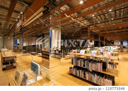 木材が多用されたデザインの図書館 木材が多用されたデザインの図書館 128775846