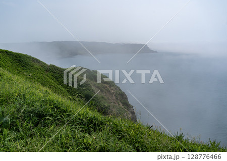 海霧広がる愛冠岬 128776466