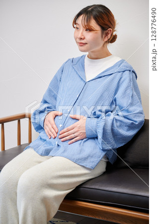 妊婦　マタニティ　椅子　微笑ましい 128776490