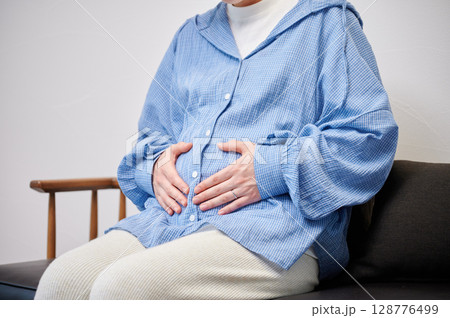 妊婦　マタニティ　椅子　微笑ましい 128776499