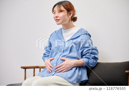 妊婦 マタニティ 椅子 微笑ましい 妊婦 マタニティ 椅子 微笑ましい 128776505