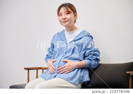 妊婦 マタニティ 椅子 微笑ましい 妊婦 マタニティ 椅子 微笑ましい 128776506