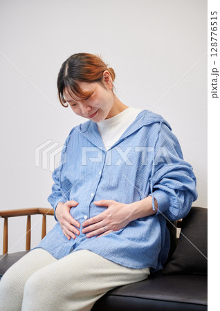 妊婦　マタニティ　椅子　微笑ましい 128776515