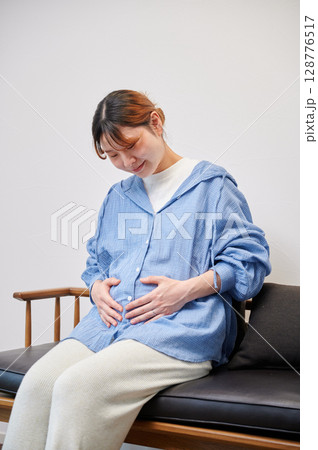 妊婦　マタニティ　椅子　微笑ましい 128776517