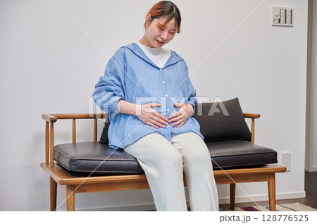 妊婦 マタニティ 椅子 微笑ましい 妊婦 マタニティ 椅子 微笑ましい 128776525