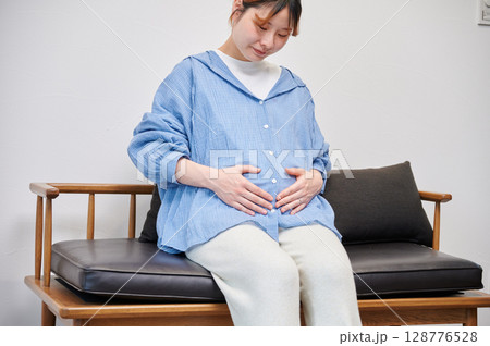 妊婦 マタニティ 椅子 微笑ましい 妊婦 マタニティ 椅子 微笑ましい 128776528