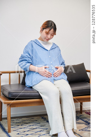 妊婦 マタニティ 椅子 微笑ましい 妊婦 マタニティ 椅子 微笑ましい 128776535