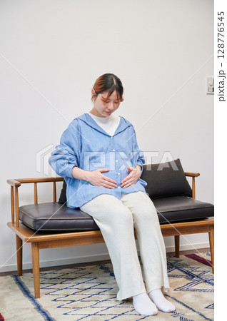 妊婦 マタニティ 椅子 微笑ましい 妊婦 マタニティ 椅子 微笑ましい 128776545