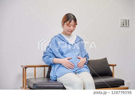 妊婦 マタニティ 椅子 微笑ましい 妊婦 マタニティ 椅子 微笑ましい 128776556
