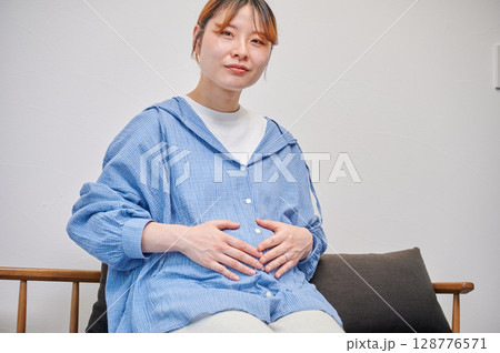 妊婦　マタニティ　椅子　微笑ましい 128776571