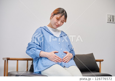 妊婦　マタニティ　椅子　微笑ましい 128776572