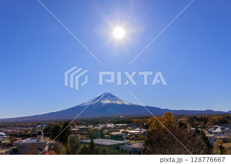 展望デッキから見た秋晴れの悠々とした富士山の風景 128776667