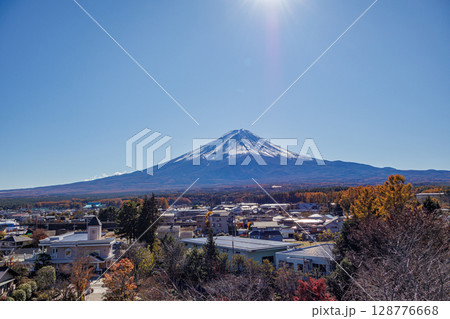 展望デッキから見た秋晴れの悠々とした富士山の風景 128776668