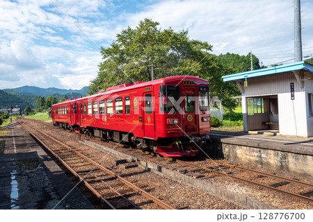 駅に停車する「観光列車ながら」 駅に停車する「観光列車ながら」 128776700