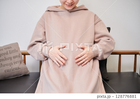 妊婦　マタニティ　椅子　微笑ましい 128776881