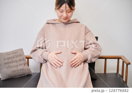 妊婦 マタニティ 椅子 微笑ましい 妊婦 マタニティ 椅子 微笑ましい 128776882