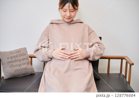 妊婦　マタニティ　椅子　微笑ましい 128776884