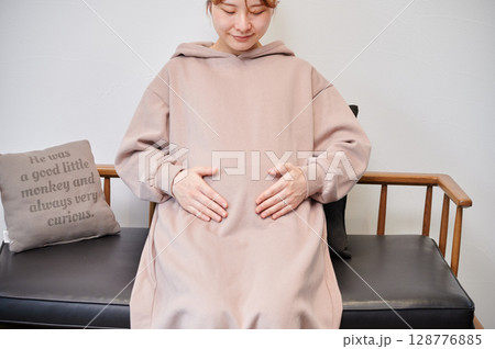 妊婦 マタニティ 椅子 微笑ましい 妊婦 マタニティ 椅子 微笑ましい 128776885