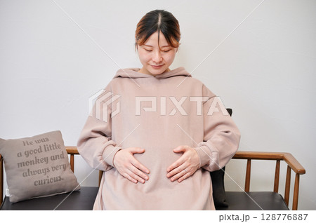 妊婦　マタニティ　椅子　微笑ましい 128776887