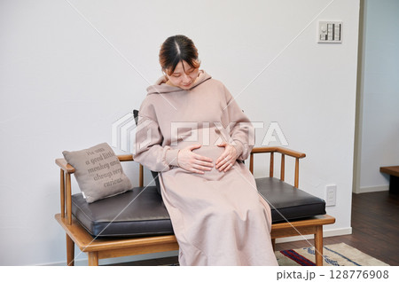 妊婦 マタニティ 椅子 微笑ましい 妊婦 マタニティ 椅子 微笑ましい 128776908