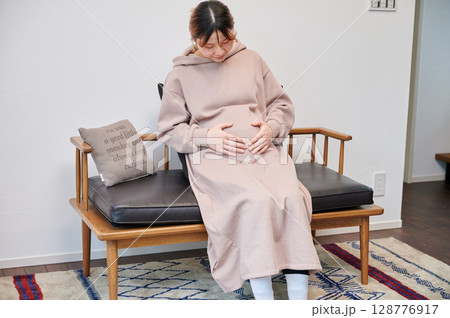 妊婦　マタニティ　椅子　微笑ましい 128776917