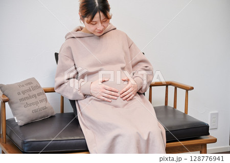 妊婦 マタニティ 椅子 微笑ましい 妊婦 マタニティ 椅子 微笑ましい 128776941