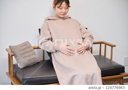妊婦　マタニティ　椅子　微笑ましい 128776963