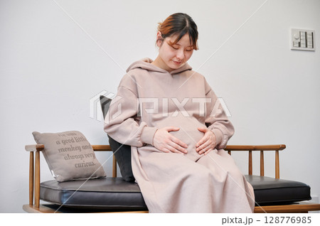 妊婦　マタニティ　椅子　微笑ましい 128776985