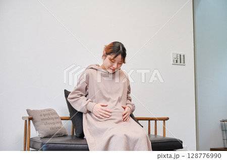 妊婦　マタニティ　椅子　微笑ましい 128776990
