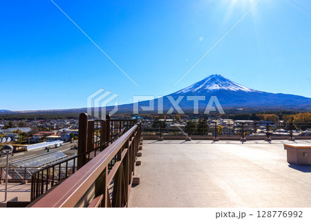 ふじさんデッキ展望台の最上階から見た秋空に映える富士山の姿 128776992