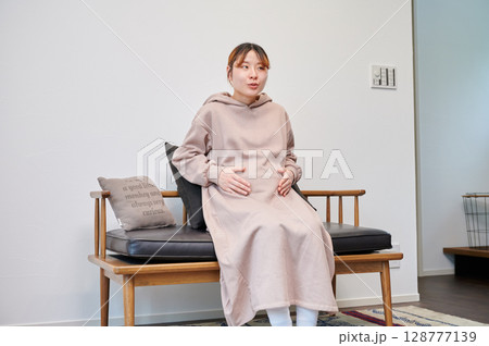 妊婦　マタニティ　椅子　微笑ましい 128777139